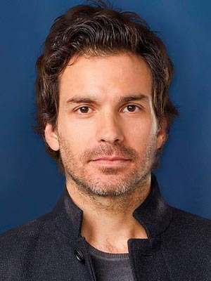 Сантьяго Кабрера в роли Амата